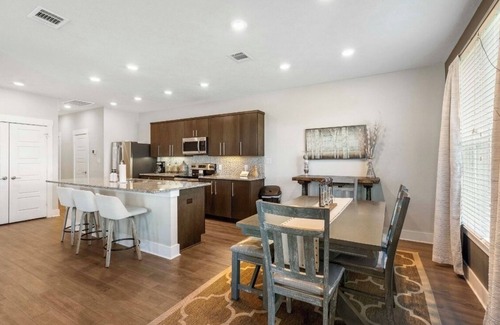 Wellborn Casa | Nuevo Townhome con un instinto contemporáneo! ¡Ruta corta y recta hacia A & M!