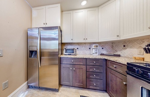 Proctorsville Casa | Townhome with patio & on-site pool, hot tub, sauna & tennis access