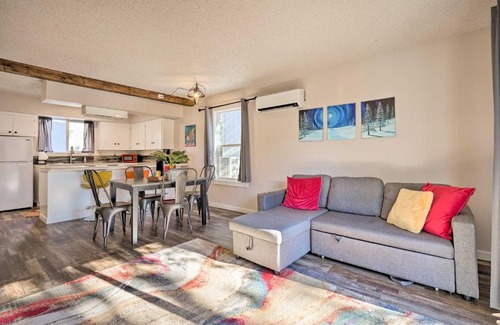 Mountain View District Casa | Townhome with Putting Green about 4 Mi to Old Mill!