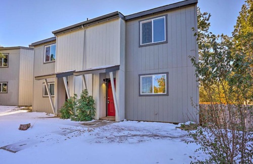 Mountain View District Casa | Townhome with Putting Green about 4 Mi to Old Mill!