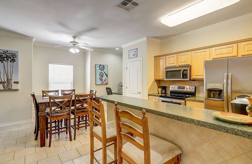 Corpus Christi Casa | Townhome with two balconies, central AC & on-site pool - walk to Gulf shoreline