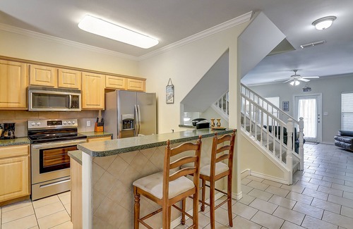 Corpus Christi Casa | Townhome with two balconies, central AC & on-site pool - walk to Gulf shoreline