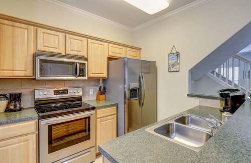 Corpus Christi Casa | Townhome with two balconies, central AC & on-site pool - walk to Gulf shoreline