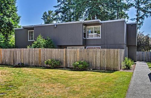 Lakewood Casa | Townhome with Yard 3 Mi to Camp Murray and JBLM