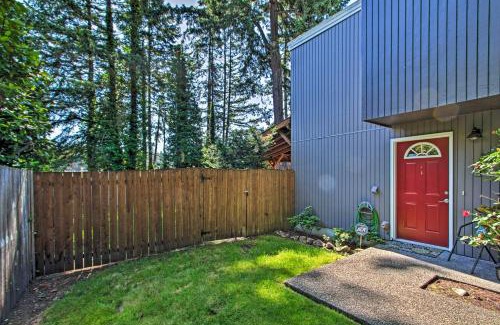 Lakewood Casa | Townhome with Yard 3 Mi to Camp Murray and JBLM