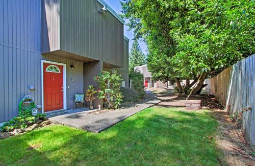 Lakewood Casa | Townhome with Yard 3 Mi to Camp Murray and JBLM