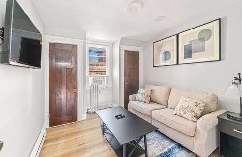 Charles Village Apartamento | *Townhouse 7 Min from Mercy Hospital*Free Parking