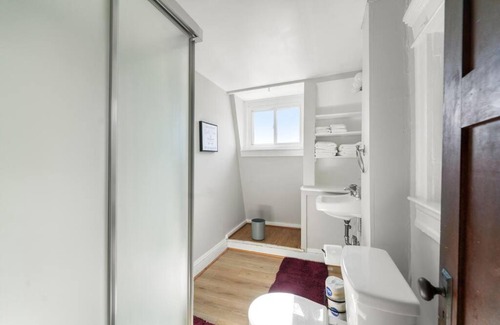Charles Village Apartamento | *Townhouse 7 Min from Mercy Hospital*Free Parking
