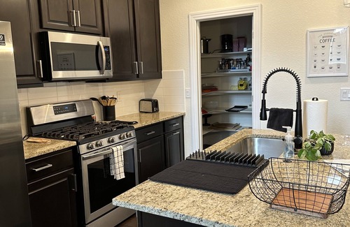 Colorado Springs Casa | Townhouse, close I25, Air Force Academy, walk to restaurants, movies, bowling