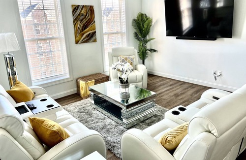 Woodbridge Casa | Townhouse Condo Across From Potomac Town Center in Gated Community