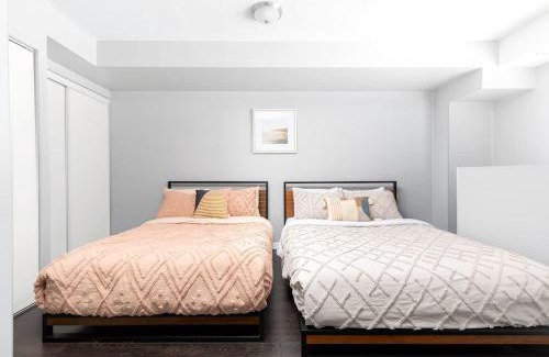 King West Village Apartamento | Townhouse Condo Loft for 4 - 2 Beds