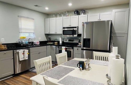 Lorton Casa | Townhouse in a beautiful setting near DC.Less than 5 mins to VRE train and hwy