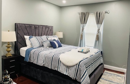 Lorton Casa | Townhouse in a beautiful setting near DC.Less than 5 mins to VRE train and hwy