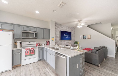 Crestwynd Bay Casa | Townhouse in Kissimmee. Minutes from Disney Parks