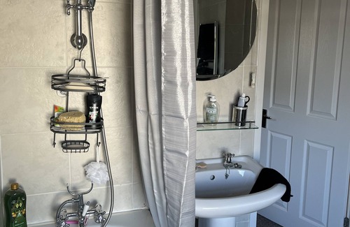 Rugby Casa | Townhouse in Rugby. Close to shops, pubs, restaurants, railway, motorway, parks.