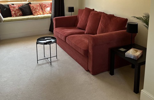 Rugby Casa | Townhouse in Rugby. Close to shops, pubs, restaurants, railway, motorway, parks.
