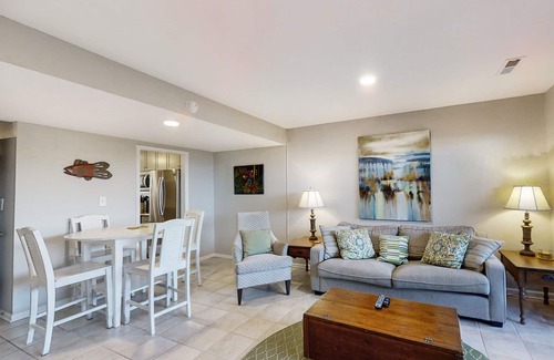 Pine Knoll Shores Condominio | Townhouse Style Condo with Great Ocean View and Shared Outdoor Pool