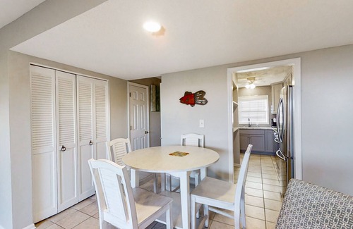 Pine Knoll Shores Condominio | Townhouse Style Condo with Great Ocean View and Shared Outdoor Pool