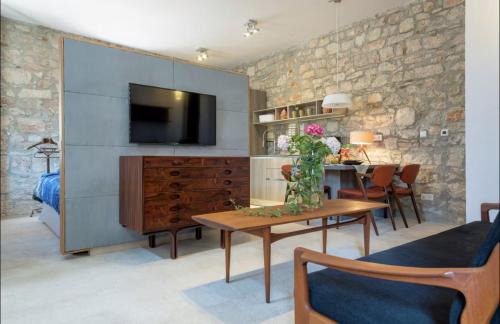 Stari Grad Apartamento | Townhouse Suite Danish Art