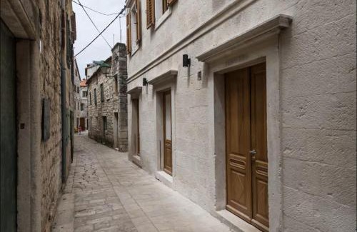Stari Grad Apartamento | Townhouse Suite Danish Art
