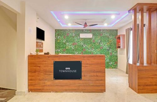 Kukatpalli Hotel | Townhouse White Ridge KPHB OPP JNTU