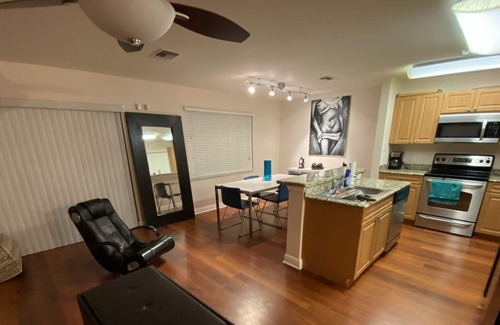 Jog Road Casa | Townhouse with Grill near Delray Beach