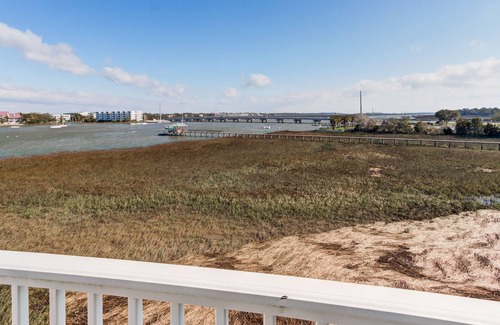 Waters Edge Casa | Casa adosada con vistas al pantano y al río, piscina compartida y ducha al aire libre