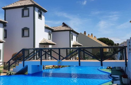 Islantilla Casa | Adosado con terraza y piscina a 15 min de la playa.
