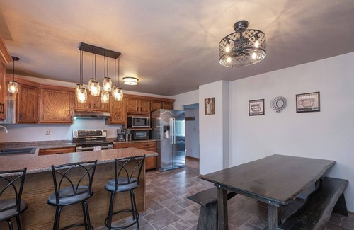 Townsend Cabina | Townsend Trailhead - Dog Friendly!