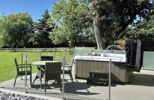 Newcastle Emlyn Cabaña | TOWY COTTAGE, pet friendly, luxury holiday cottage in Cenarth