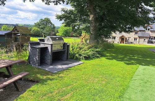 Newcastle Emlyn Cabaña | TOWY COTTAGE, pet friendly, luxury holiday cottage in Cenarth