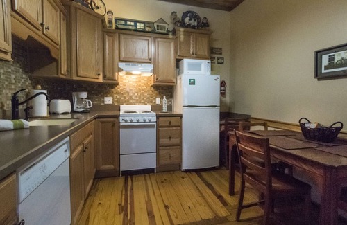 Bryson City Apartamento | Toy Box Suite at the Calhoun House Inn & Suites