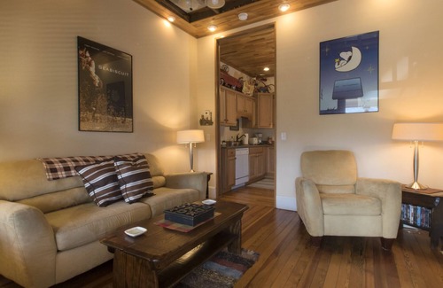 Bryson City Apartamento | Toy Box Suite at the Calhoun House Inn & Suites