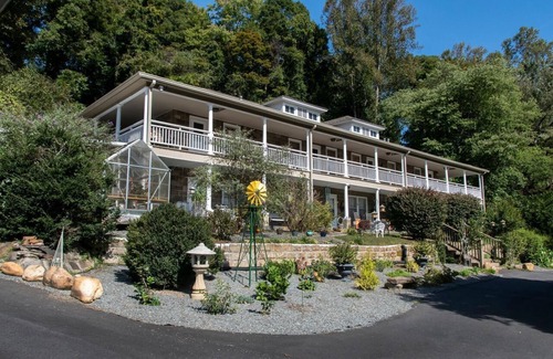 Bryson City Apartamento | Toy Box Suite at the Calhoun House Inn & Suites