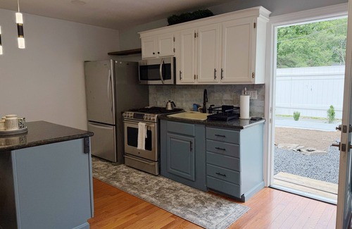 Clifton Park Otro | Trackside Guesthouse w/ Pool