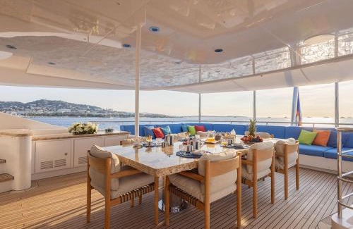 Port Hercule Alquiler De Eote | Trackside superyacht VIP Cabin - TIAMAT