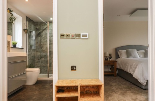 Penryn Cabaña | TRACTOR SHED, romantic, country holiday cottage in Mabe