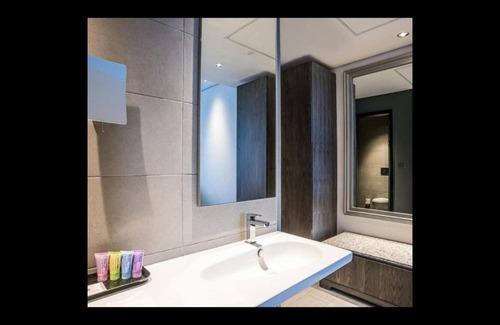 Gigiri Cama Y Desayuno | Trademark Hotel, Habitación Trademark con cama extragrande y 2 camas individuales