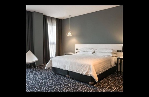 Gigiri Cama Y Desayuno | Trademark Hotel, Habitación Trademark con cama extragrande y 2 camas individuales