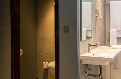 Gigiri Cama Y Desayuno | Trademark Hotel, Trademark King Twin Room in Nairobi no001