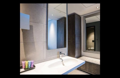 Gigiri Cama Y Desayuno | Trademark Hotel, Trademark King Twin Room in Nairobi no001