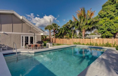 North Palm Beach Apartamento | Tradewind Estate: Entertainment Loft & Heated Saltwater Pool!