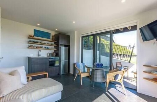 Surfdale Apartamento | Tradewinds Apartment has some of the best views on Waiheke Island.