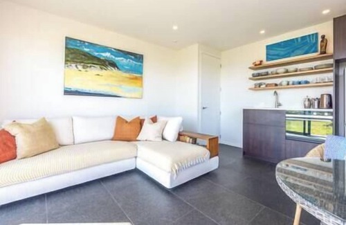 Surfdale Apartamento | Tradewinds Apartment has some of the best views on Waiheke Island.