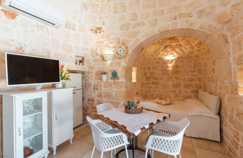 San Michele Salentino Villa | Casa de vacaciones tradicional Trullo Milù con WiFi, Aire acondicionado
