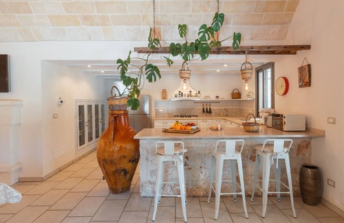 San Vito dei Normanni Villa | Casa redonda tradicional con Wi-Fi, aire acondicionado, piscina y jardín