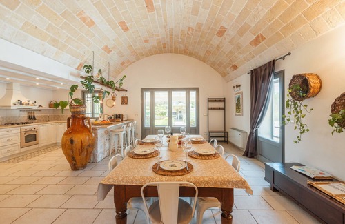 San Vito dei Normanni Villa | Casa redonda tradicional con Wi-Fi, aire acondicionado, piscina y jardín
