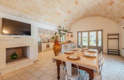 San Vito dei Normanni Villa | Casa redonda tradicional con Wi-Fi, aire acondicionado, piscina y jardín