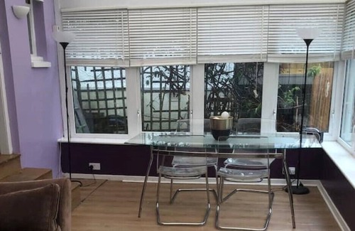 Drymen Casa | Traditional 3 bedroom home & parking in centre of village