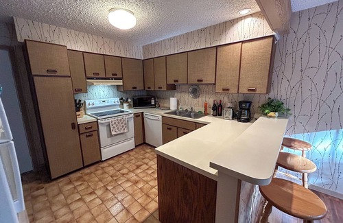 Harbor Springs Condominio | Traditional 4BR/3.5BA Hideaway Valley Condo, Harbor Springs/Petoskey Area.